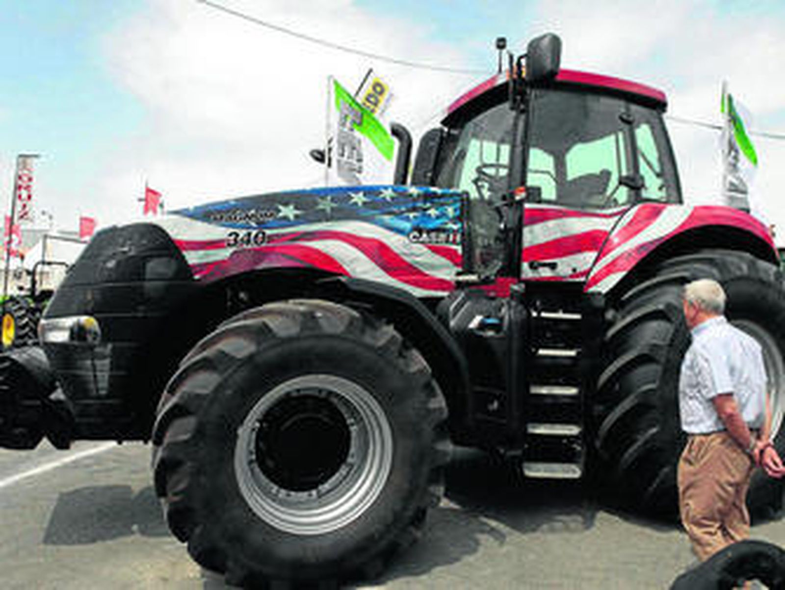 El espectacular tractor que funciona sin conductor, tuneado con los colores de la bandera de EEUU.