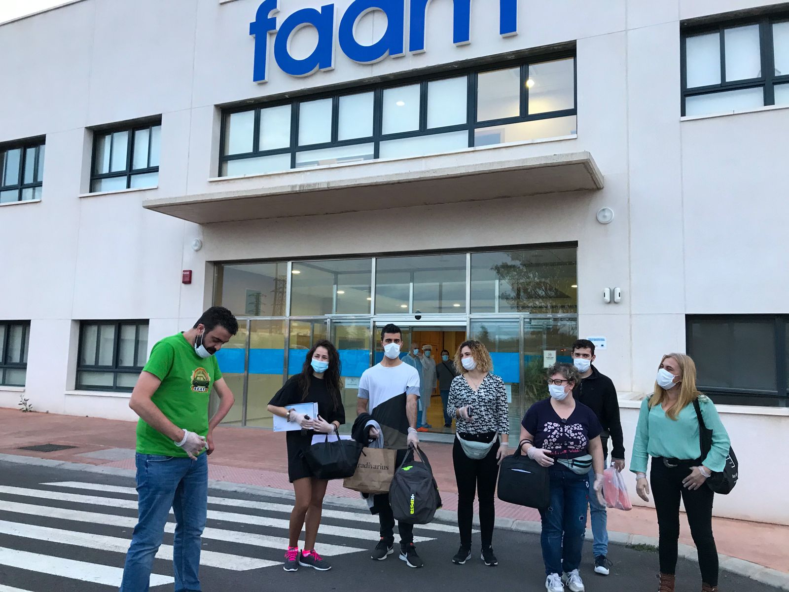 Salida tras confinamiento de 45 días de trabajadores de FAAM en imágenes