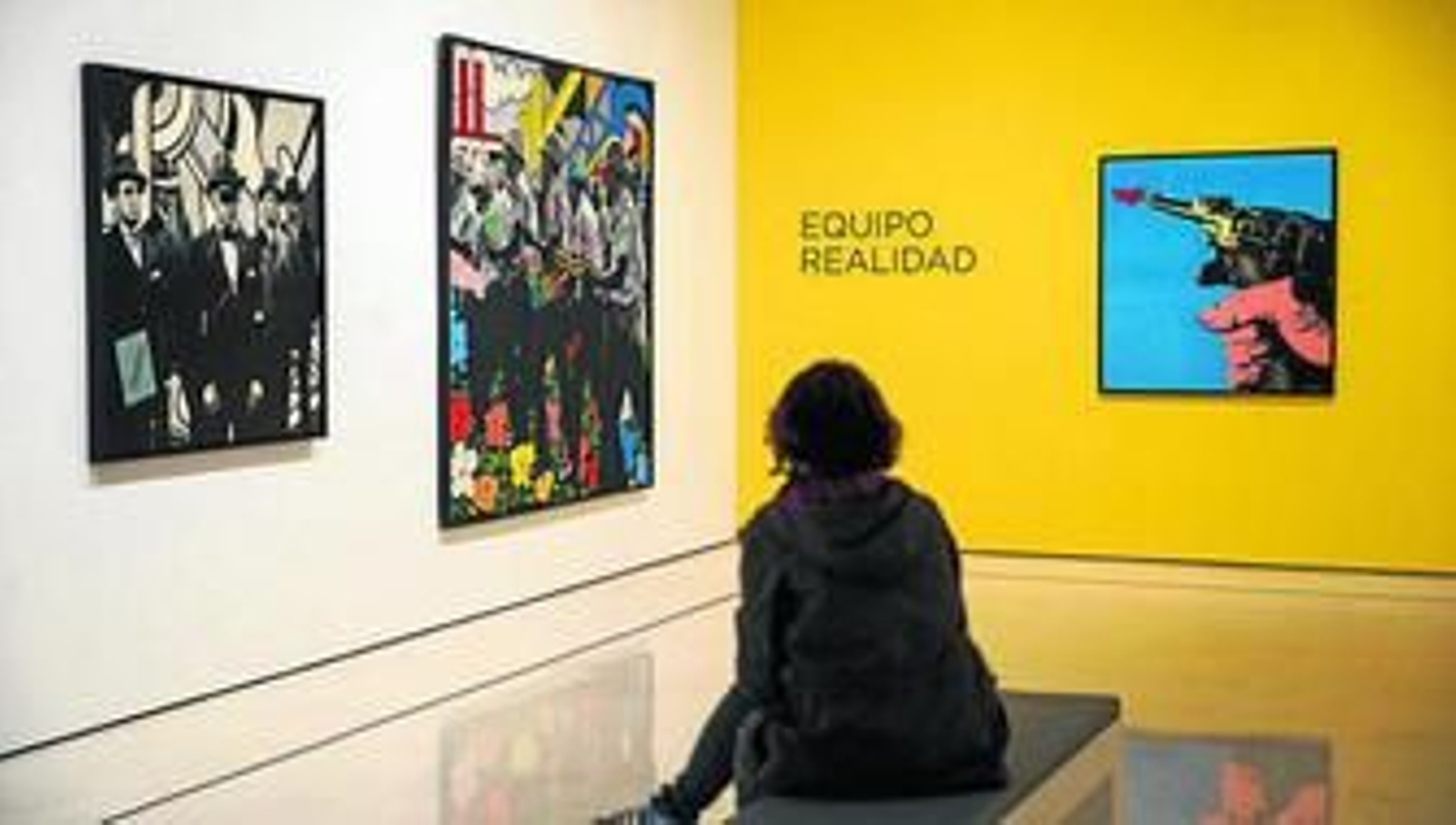 Una visitante contempla algunas de las piezas de la exposición.