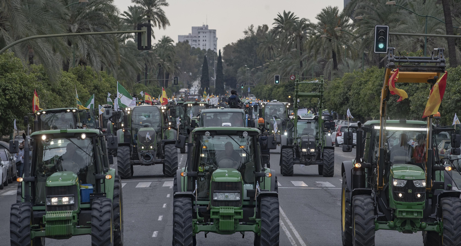 Las imágenes de la manifestación de agricultores de toda Andalucía en Sevilla