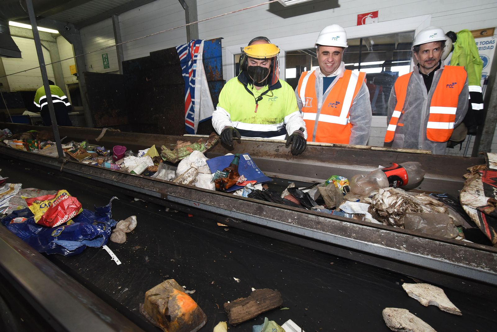 El presidente de la Diputación, Francis Rodríguez, en la planta de tratamiento de Alhendín