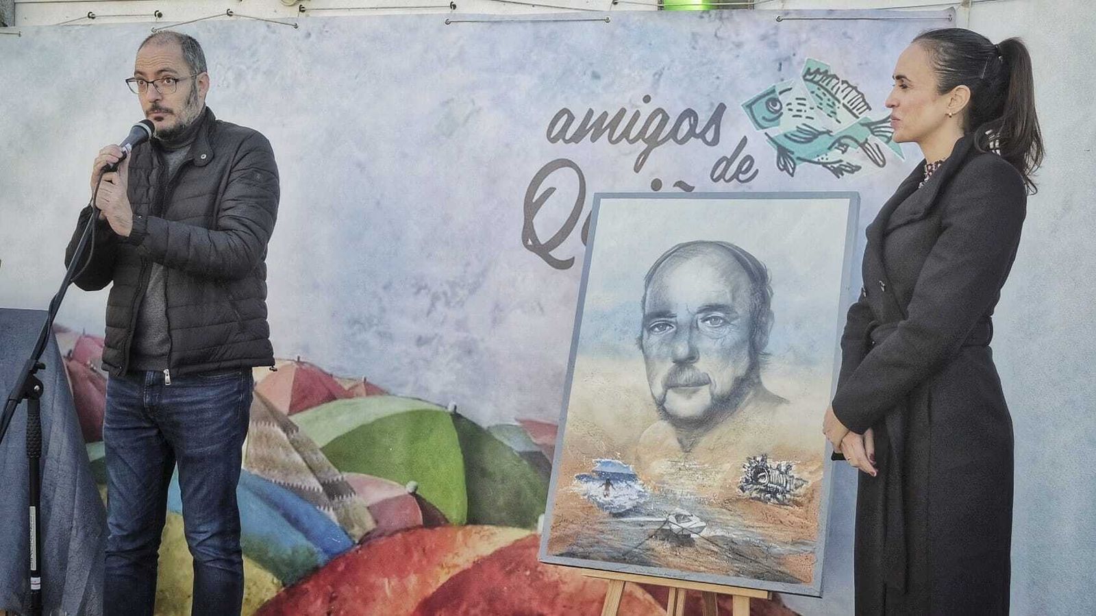 El autor del cartel de la XIII Ruta Quiñones, Antonio Álvarez del Pino, y la concejala Lola Cazalilla, junto a la obra del artista.