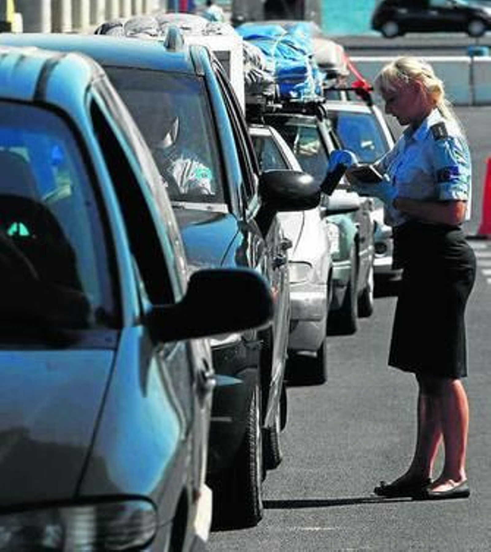 Una agente de la Operación Minerva supervisa la documentación en Algeciras.