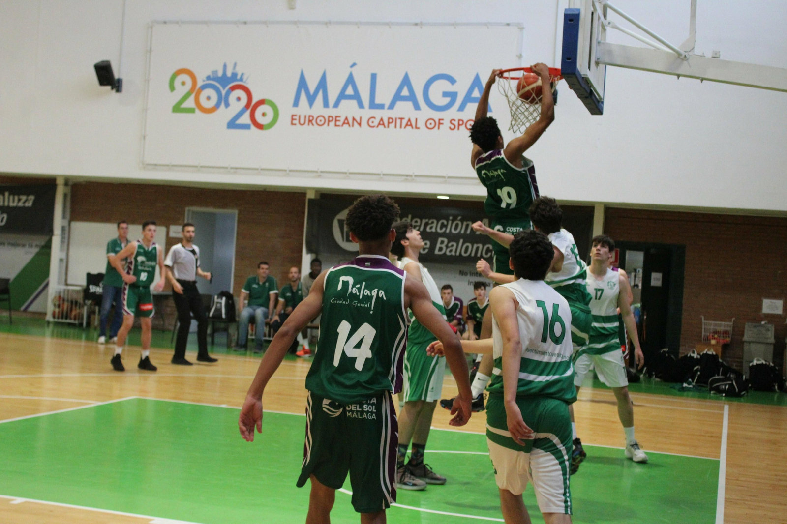 Jakob Coulibaly machaca el aro del Adesa.