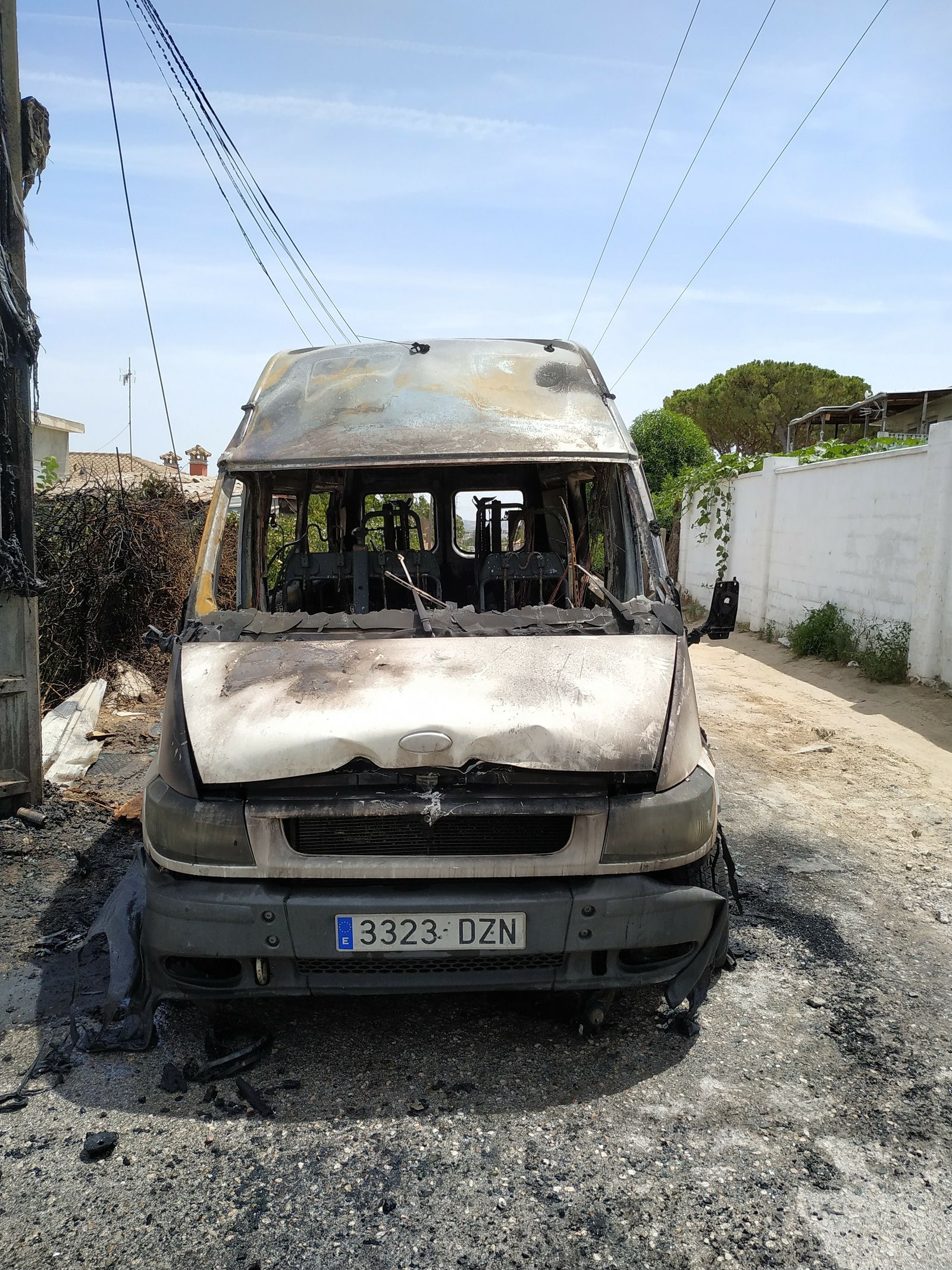 Estado en el que ha quedado la furgoneta de 'La Gaviota' tras el incendio.