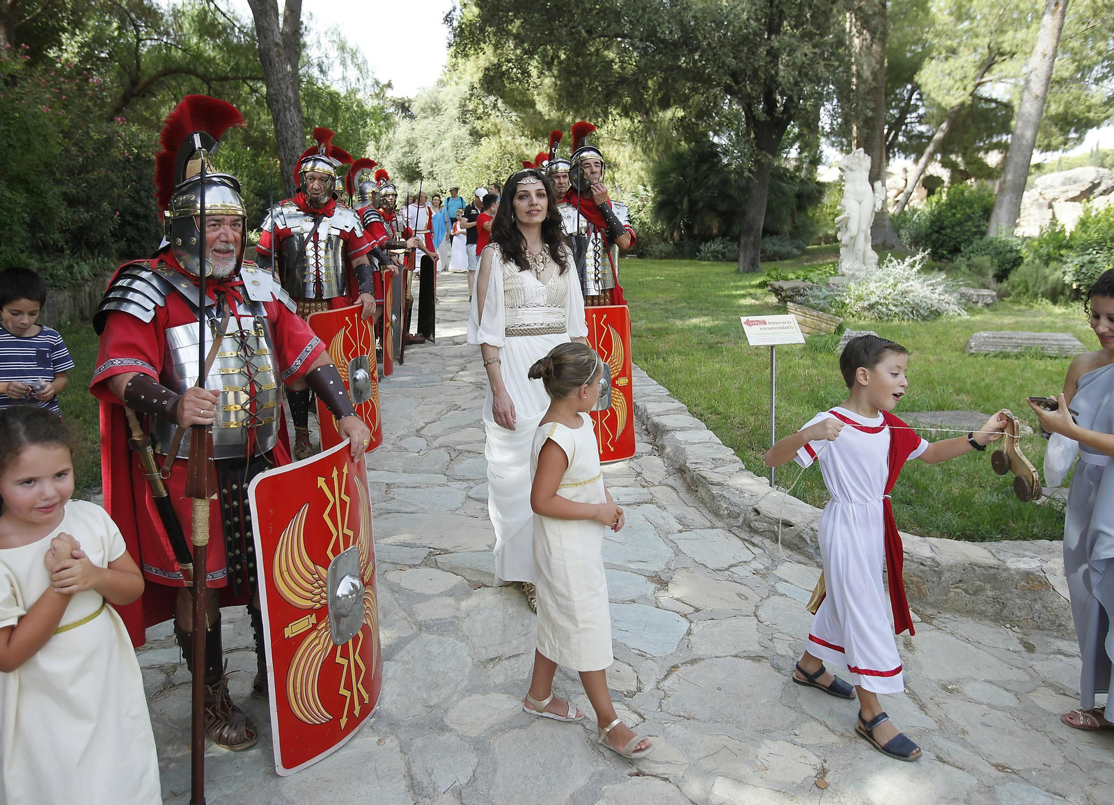 Vestidos de romanos para reivindicar que Itálica sea Patrimonio de la Humanidad