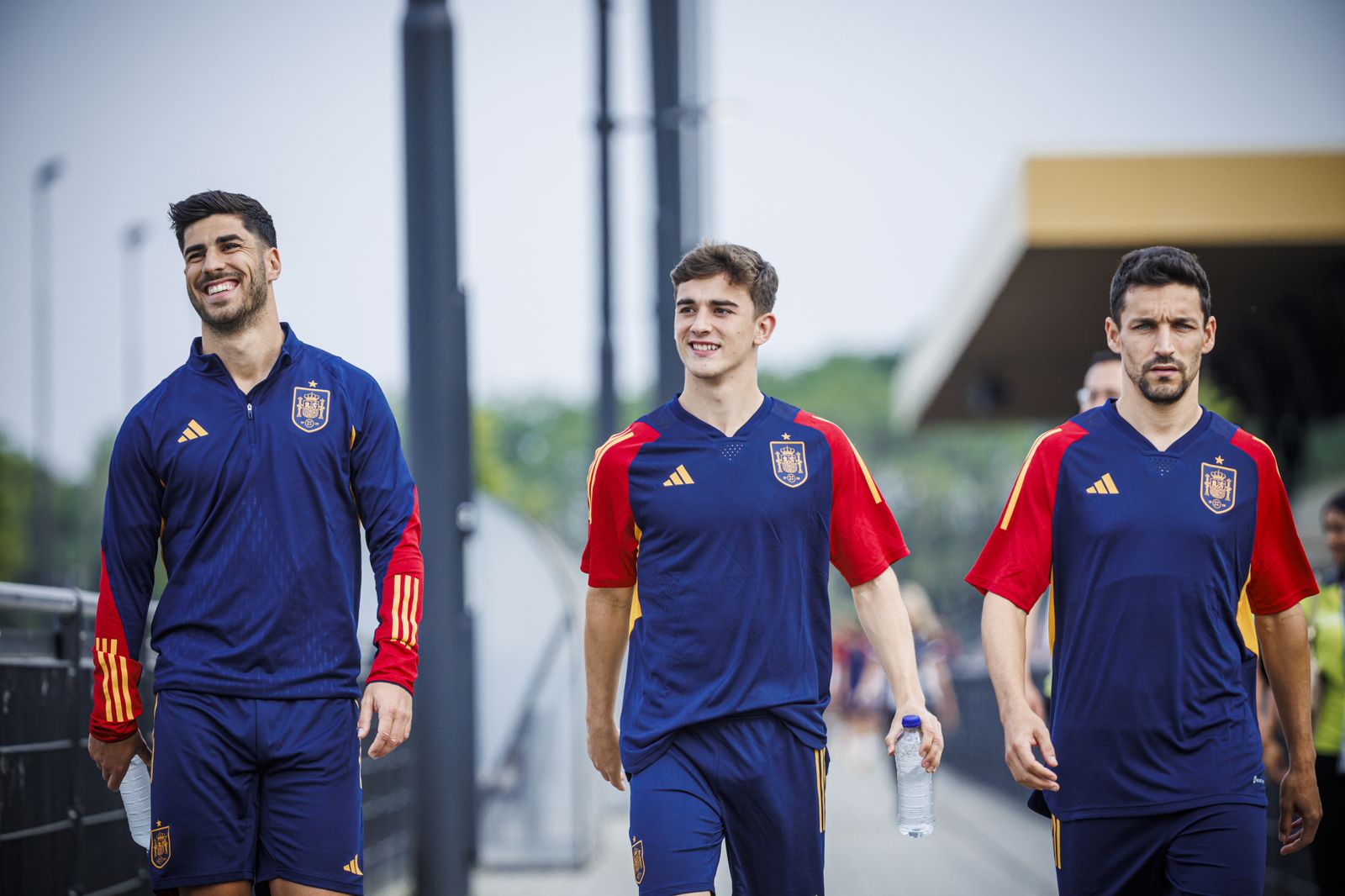 Marco Asensio y los palaciegos Gavi y Jesús Navas se dirigen al entrenamiento.
