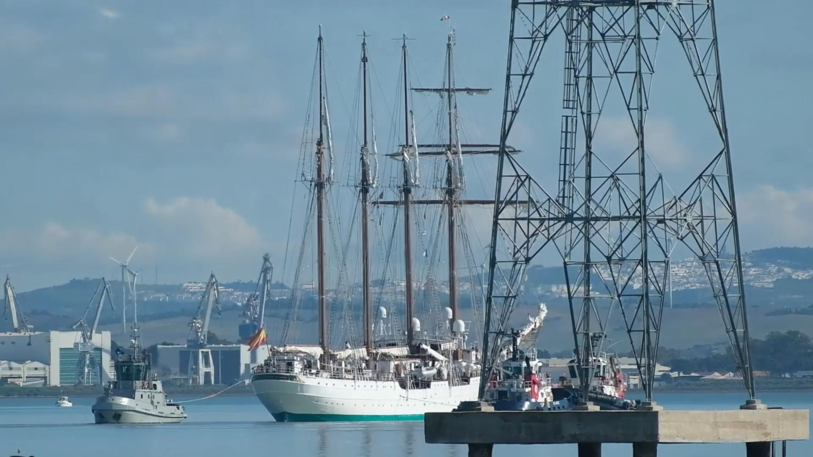 El 'Elcano' se da la vuelta y no cruza el Puente Carranza en Cádiz como tenía previsto