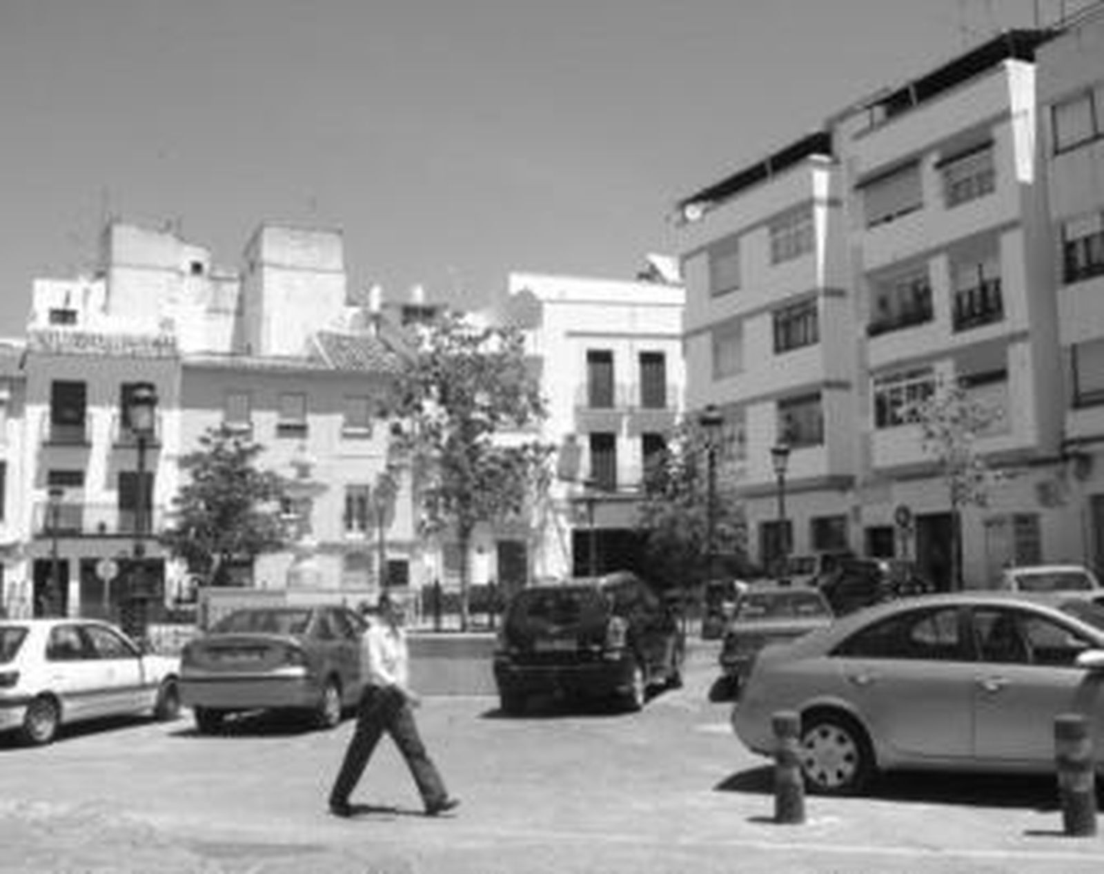 Imagen actual de la plaza Emilio Reina, una zona habitual de aparcamientos en el Barrio Bajo.