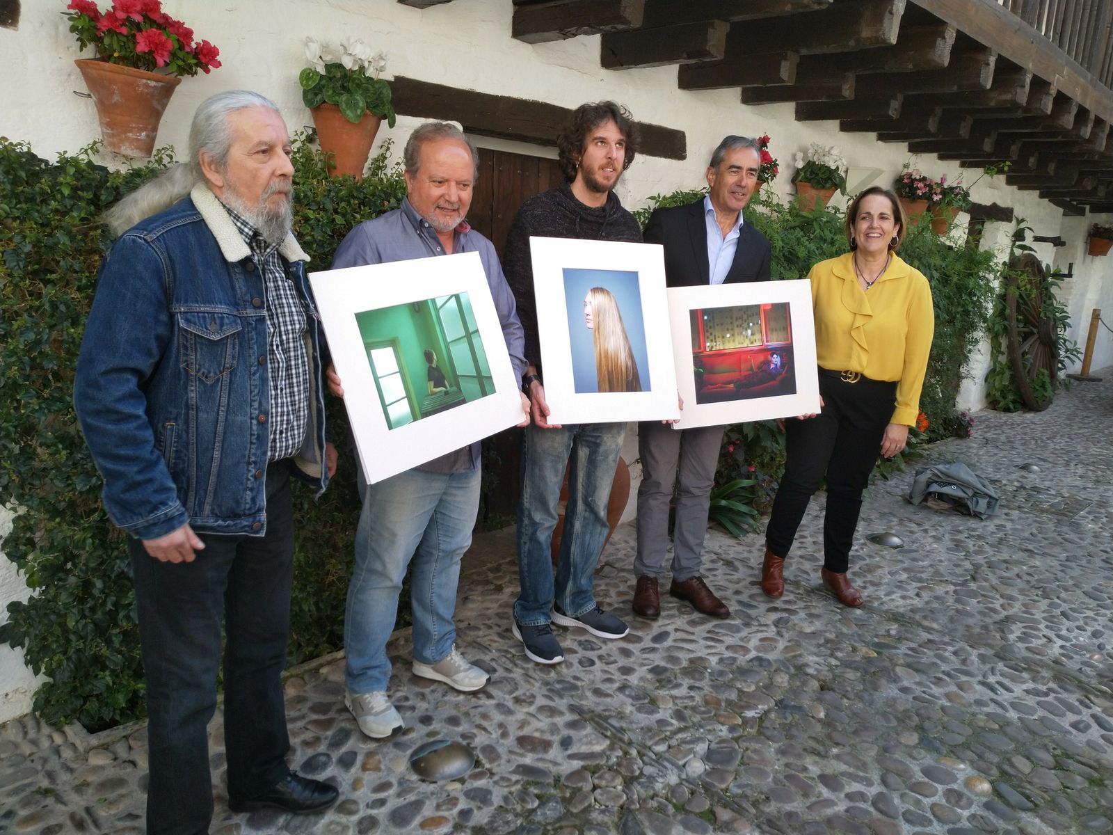 Antonio Perea (centro) tras el fallo del jurado.