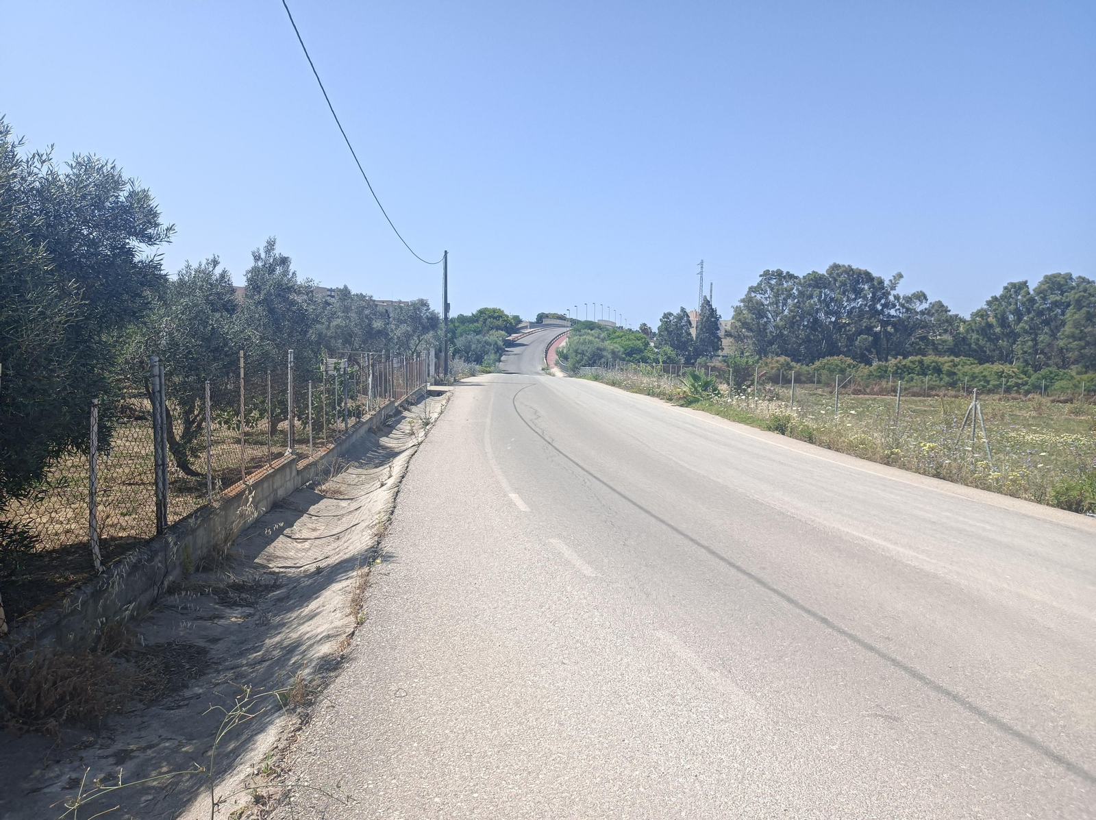Al otro lado de la carretera, llegamos a un carril asfaltado que conduce al Puente de Casines