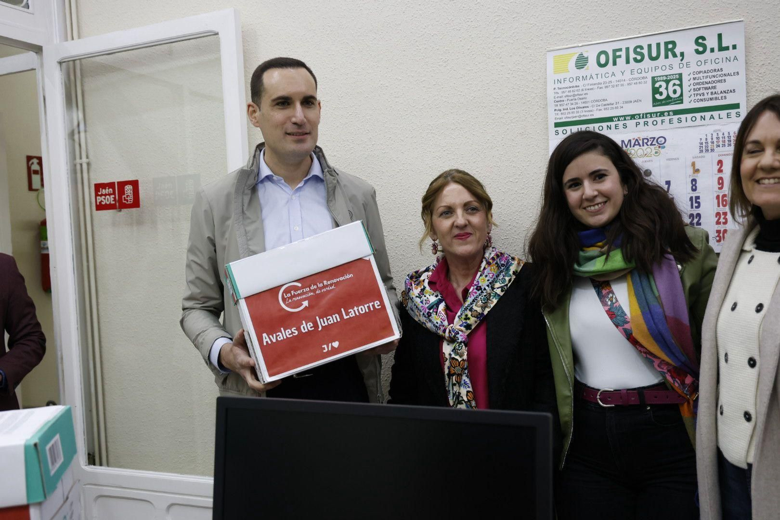 Juan Latorre presentando sus avales en la sede del PSOE de Jaén.