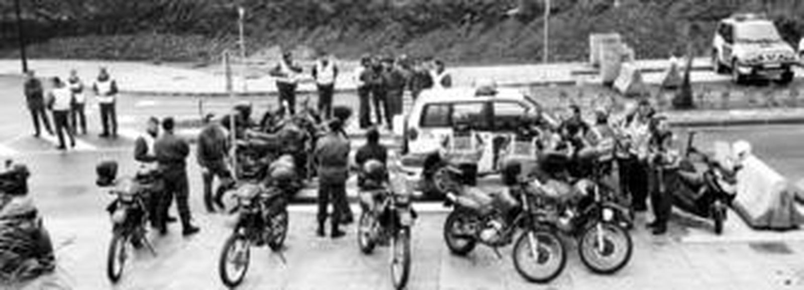 Un grupo de la unidad de élite de la Guardia Civil equipado con motocicletas y automóviles 4x4 se sitúan cerca de la zona del rastreo, ayer.