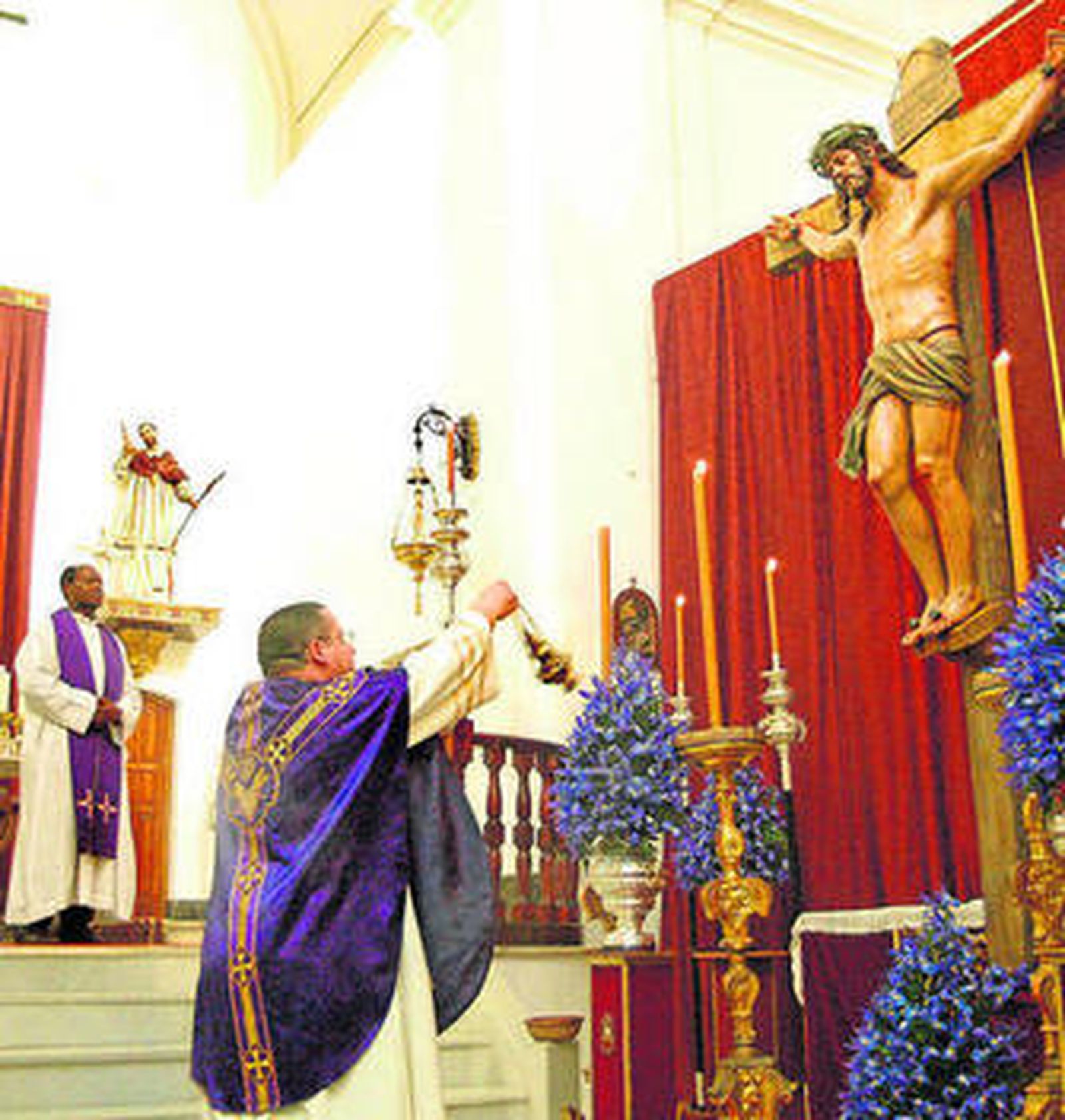 Dos de los mercedarios en Cádiz, el día que se bendijo el Cristo de la Sed.