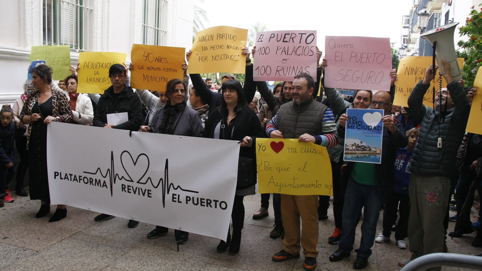 Algunas de las pancartas que se podían ver durante la concentración.
