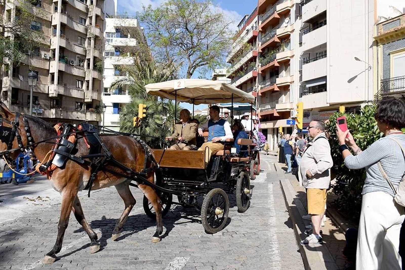 Imágenes de los peregrinos de la Hermandad de Emigrantes en su salida por las calles de Huelva