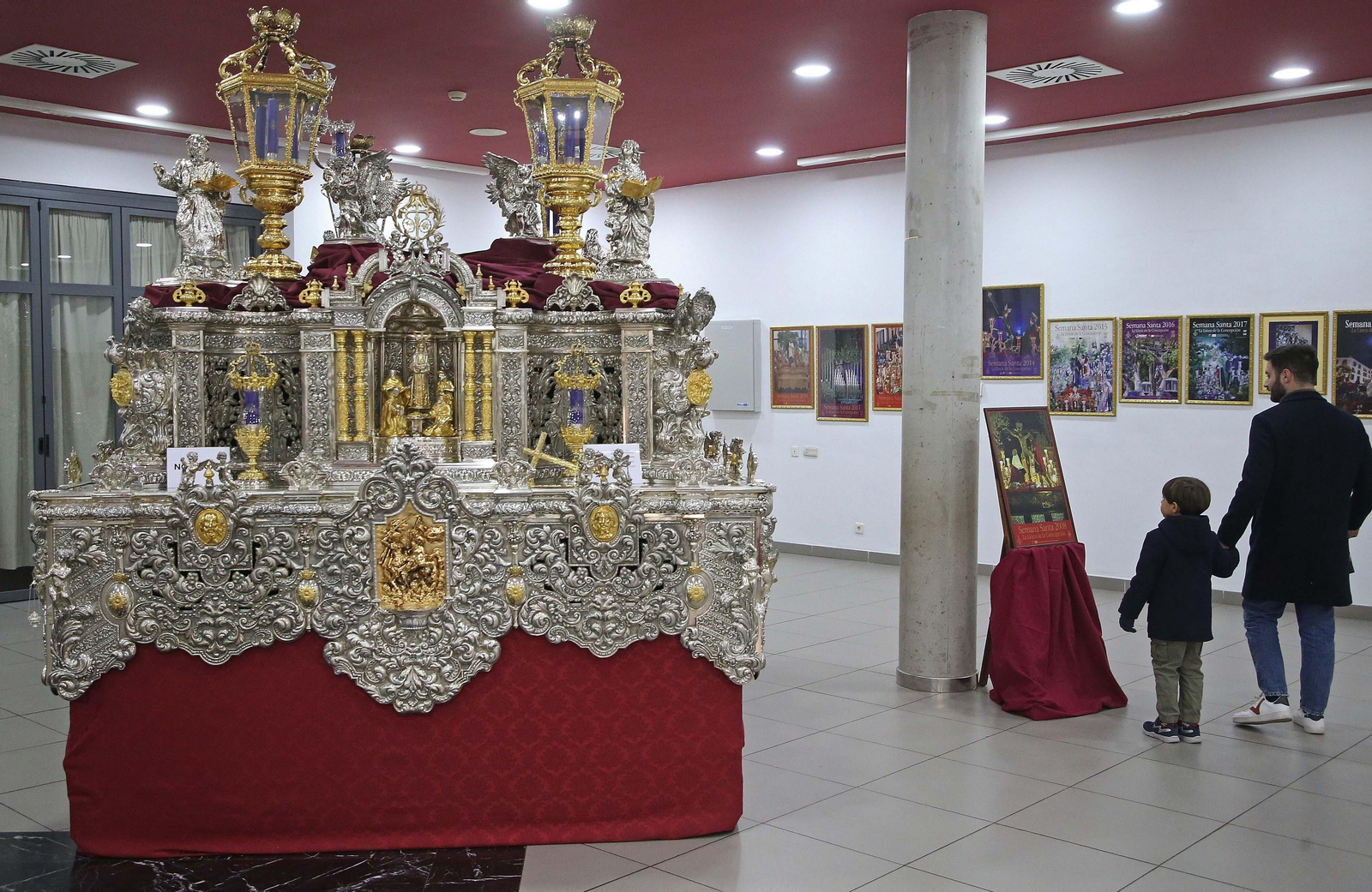 Fotos de la exposición de enseres cofrades en La Línea