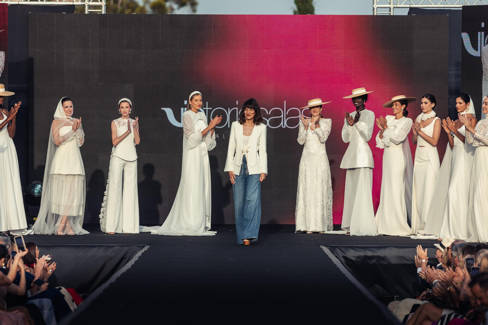 Uno de los grandes desfiles de la noche a los pies de la Alcazaba.