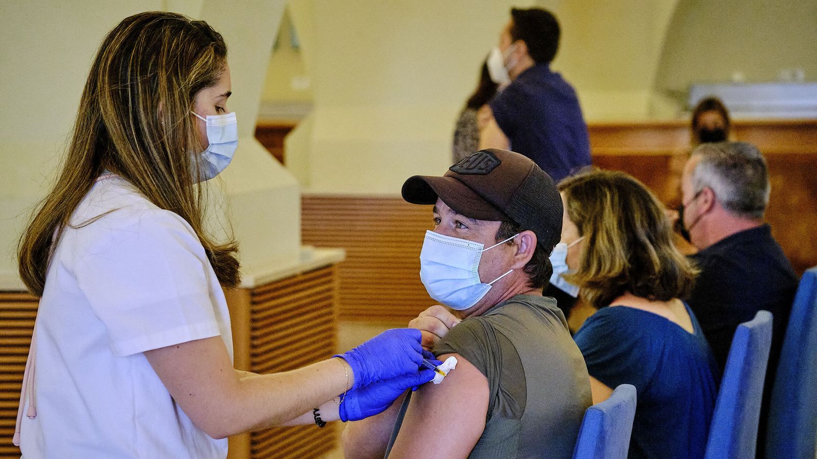 Un hombre recibe una dosis de la vacuna.