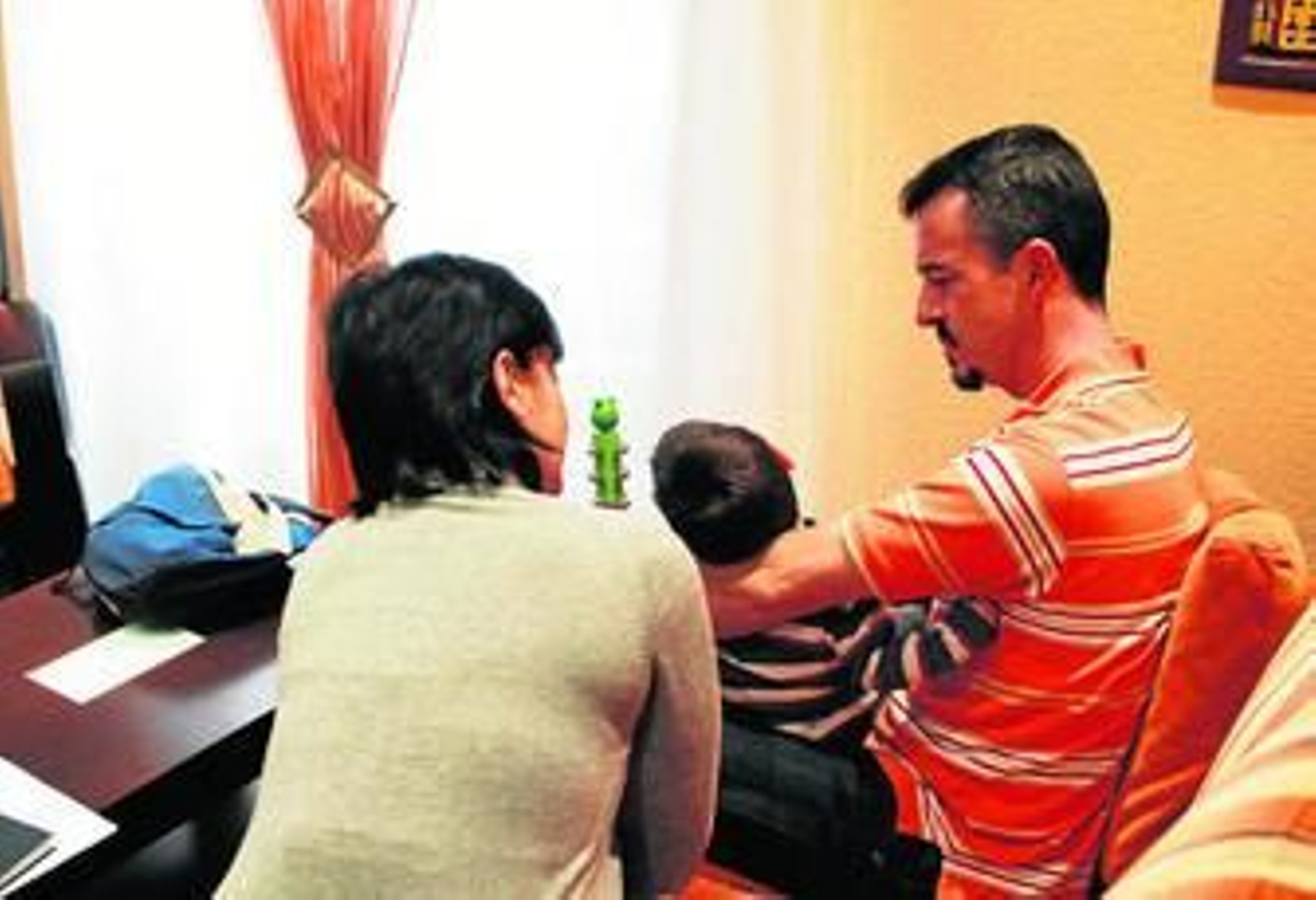 La joven pareja serrana, en casa de unos familiares de Jerez, antes de volver a Galicia, donde recibe el pequeño un tratamiento pionero.