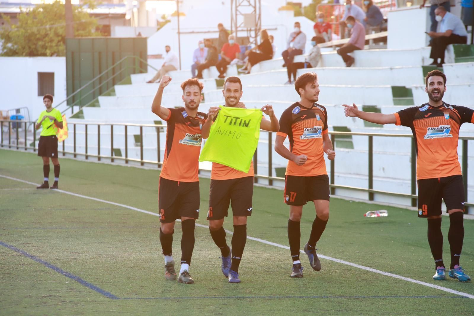 Isra enseña una camiseta dando ánimos a Titín en el partido contra el Antoniano, el único en el que ha tenido minutos esta temporada.
