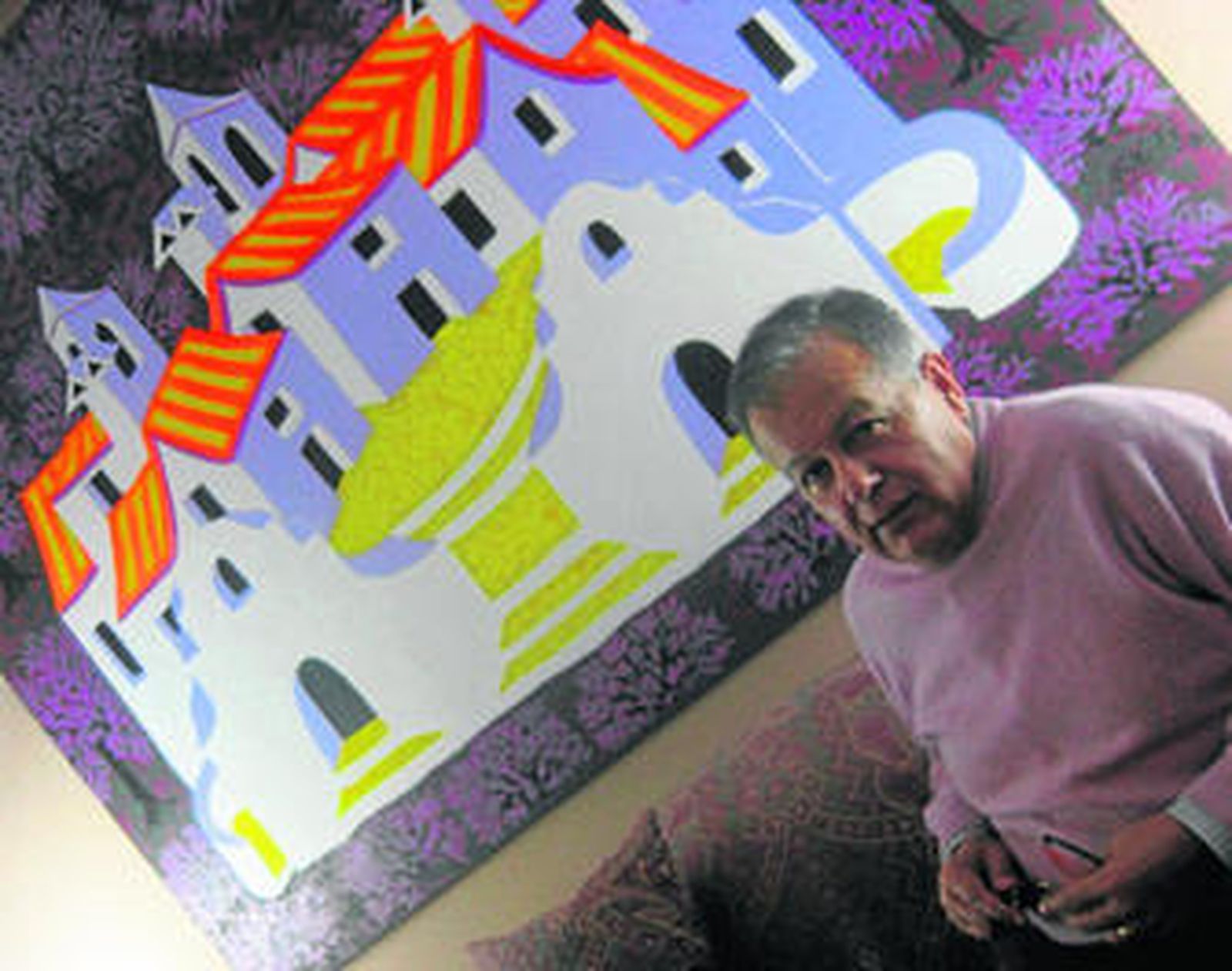 Santiago Fernández Aragüez, junto a una de sus obras.