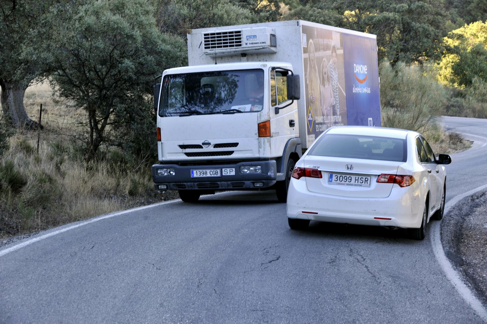 La  carretera de Lora, muy estrecha, está sembrada de curvas