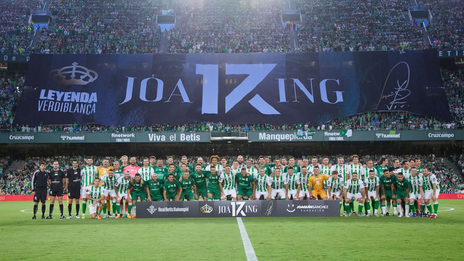 Foto de familia del partido homenaje a Joaquín disputado en el Benito Villamarín.