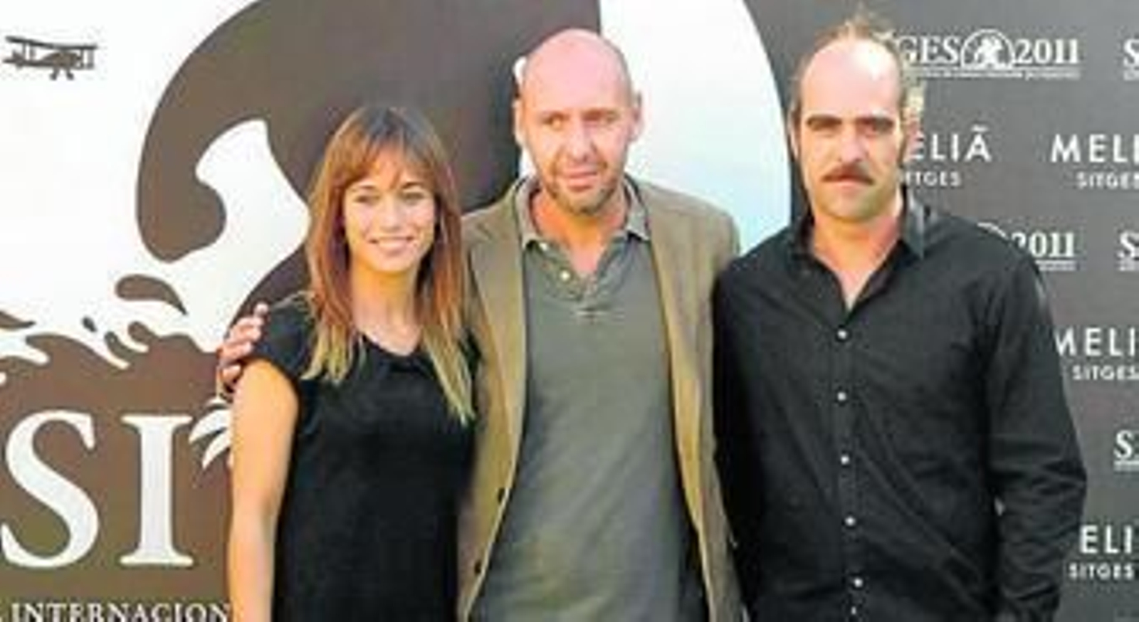 Balagueró, junto a Etura y Tosar, protagonistas de la película.