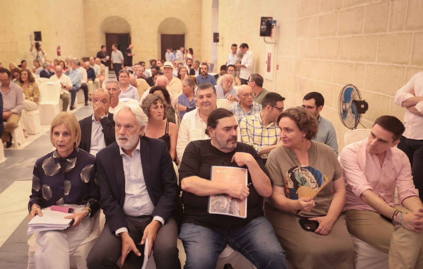 Momentos previos a la presentación del Plan, en los Claustros.