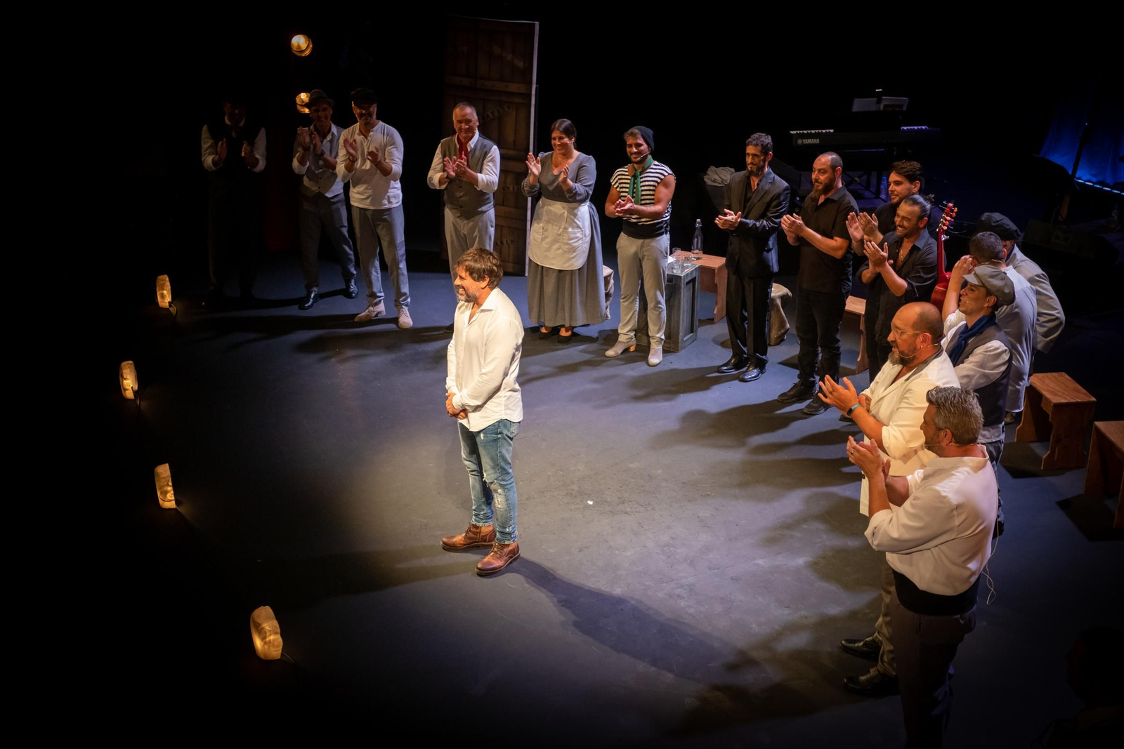 Tino Tovar con el elenco de 'Clandestino' en la tercera representación en el Falla.