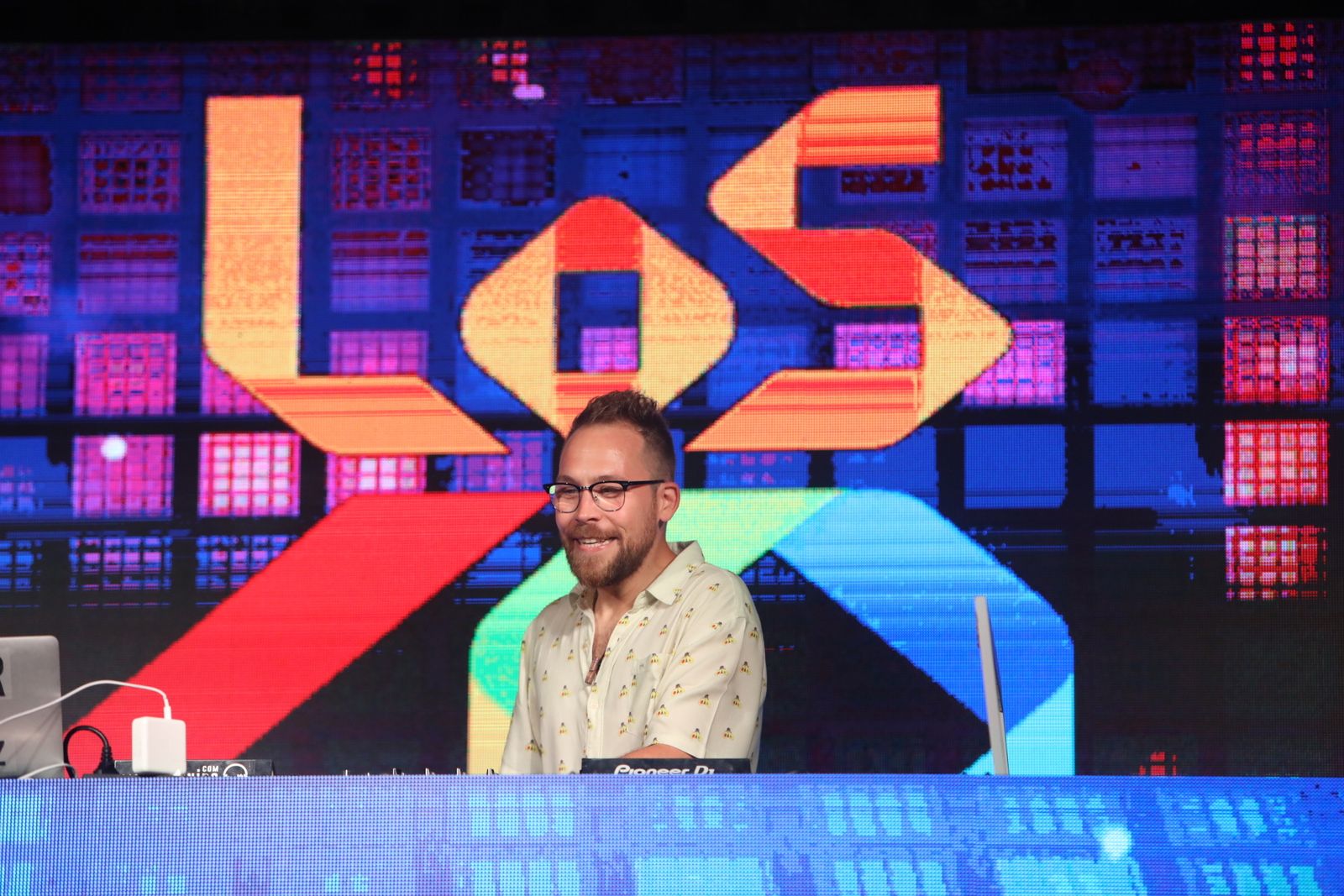 El DJ Óscar Martínez, anoche durante el concierto de Los 40 Summer Live en la playa de Camposoto.