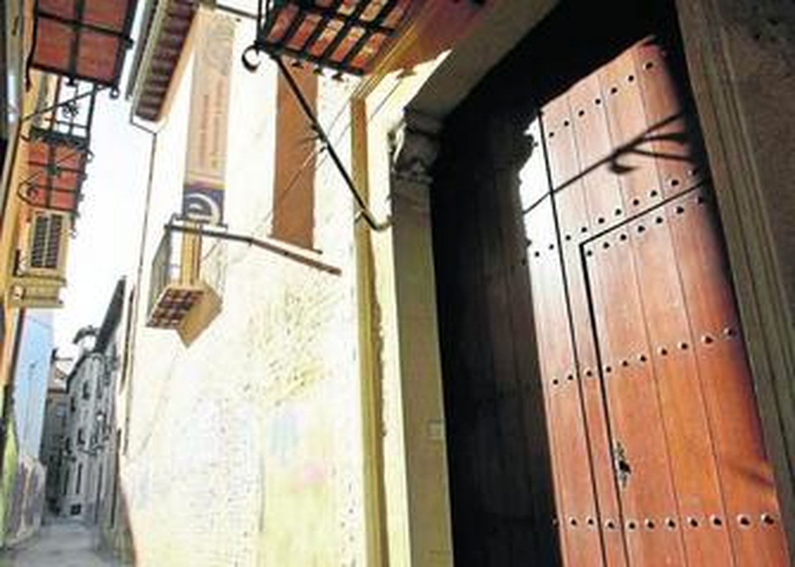 Fachada principal de la sede del IMFE en pleno centro de Granada.