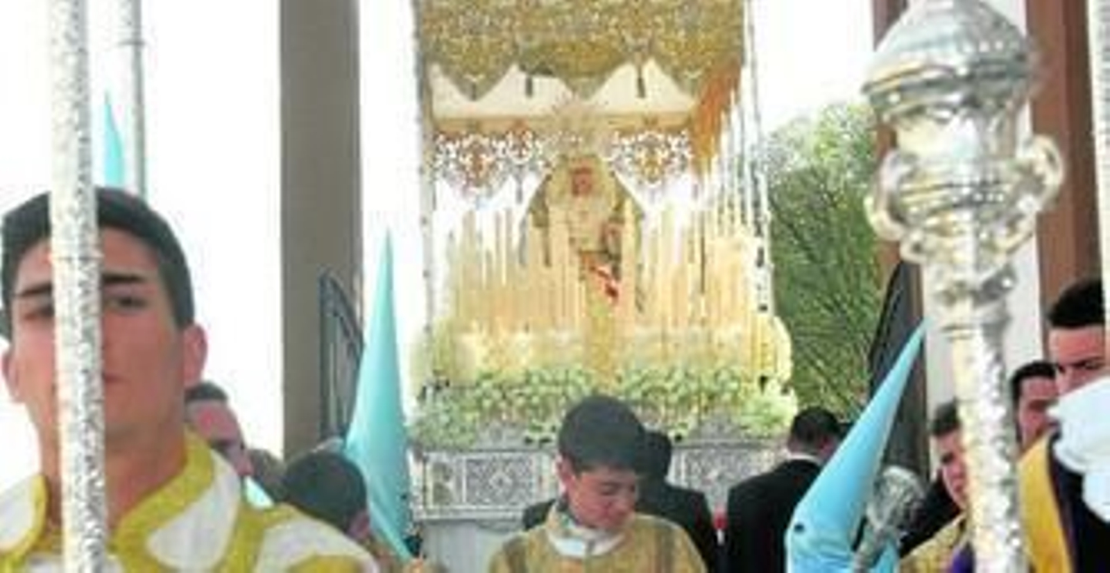 El palio de Nuestra Señora de la Paz, dispuesto a bajar la rampa de San Sebastián.