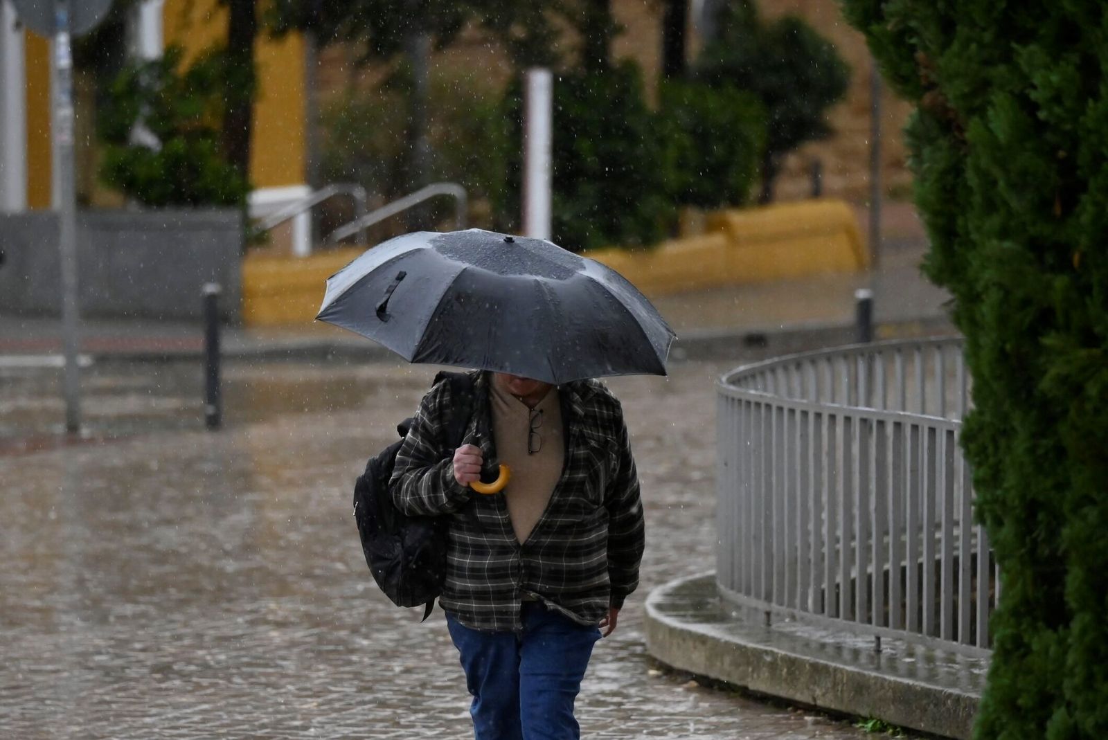 Una persona camina bajo la lluvia en Córdoba.