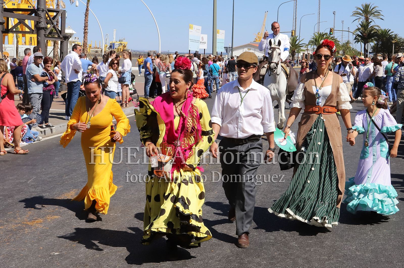 Imágenes de ambiente en la salida de la Hermandad de Huelva