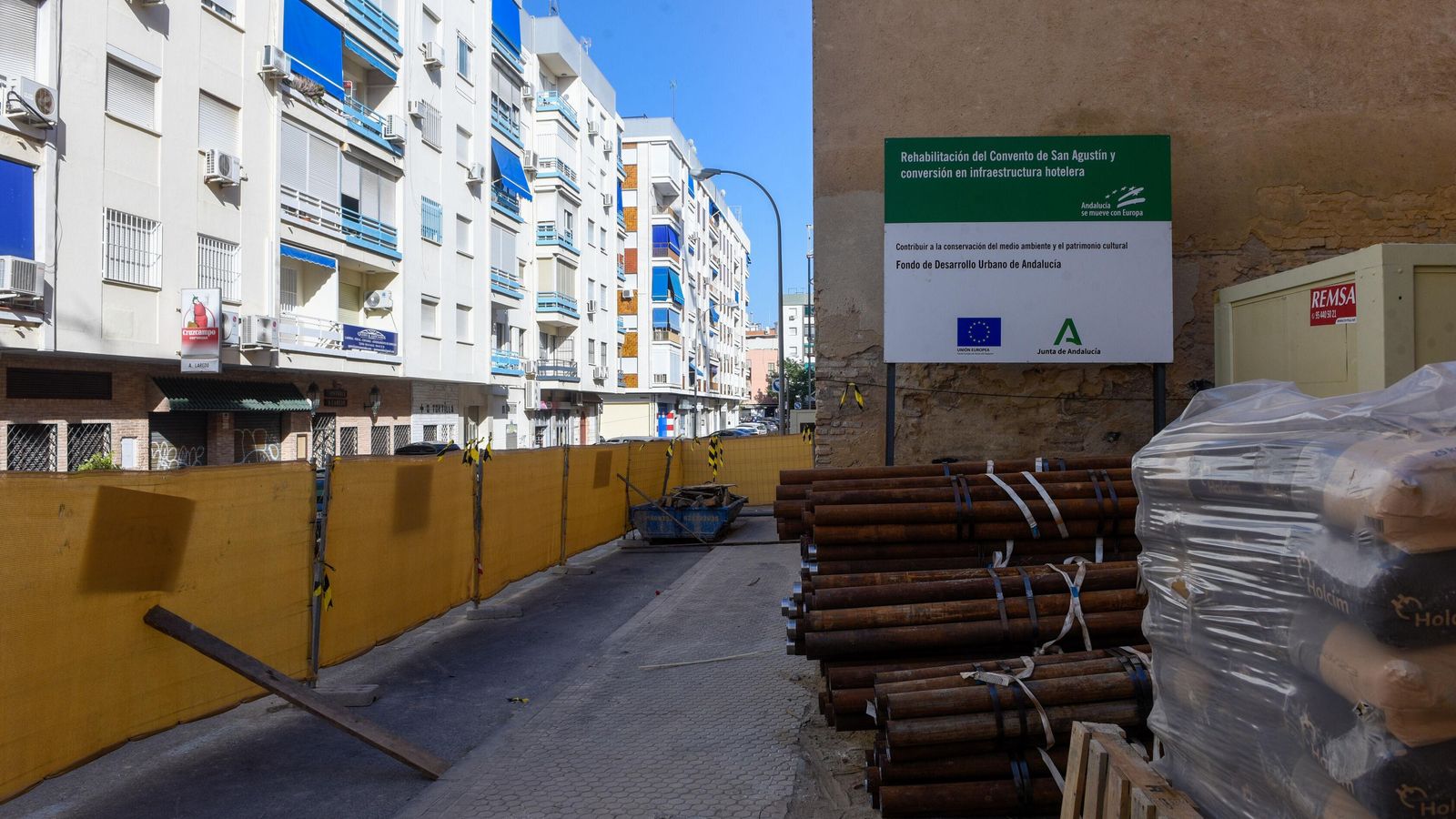 Material apilado en el terreno y que se usará en la construcción del hotel de lujo.