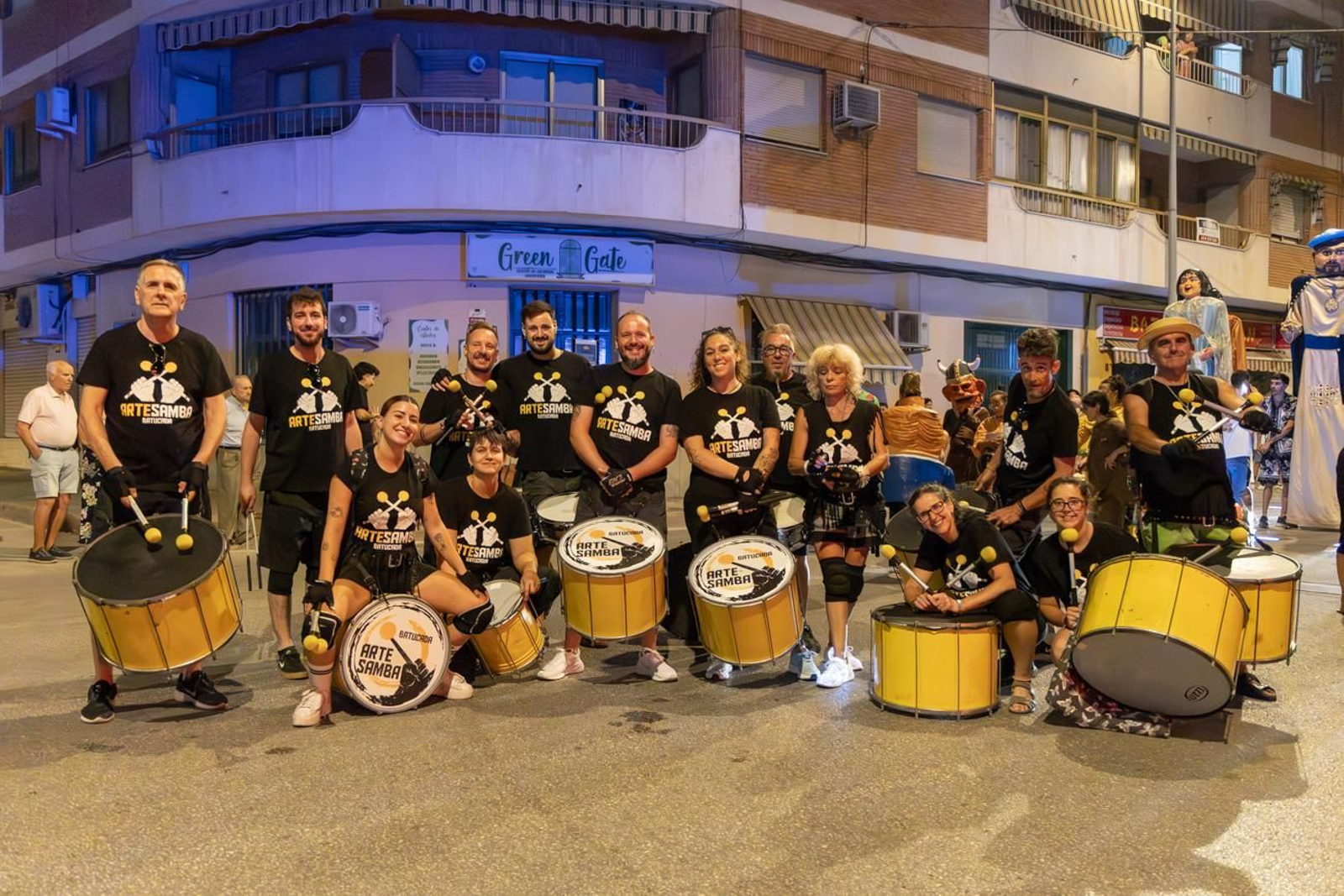 Pasacalles inaugural, fuegos artificiales e iluminación de la portada de feria y del recinto ferial de la Feria de San Bartolomé en Martos