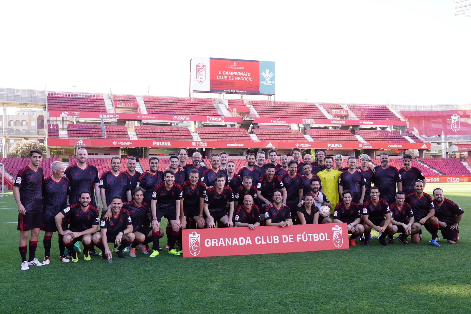 Los integrantes de ambos equipos posan en Los Cármenes.