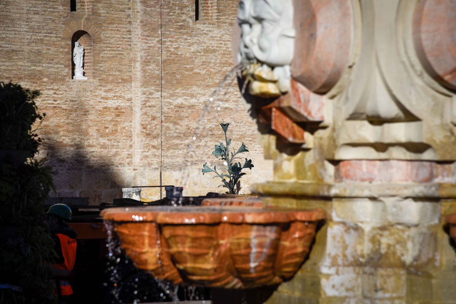 La retirada de las jarras de las azucenas de la Giralda, en imágenes
