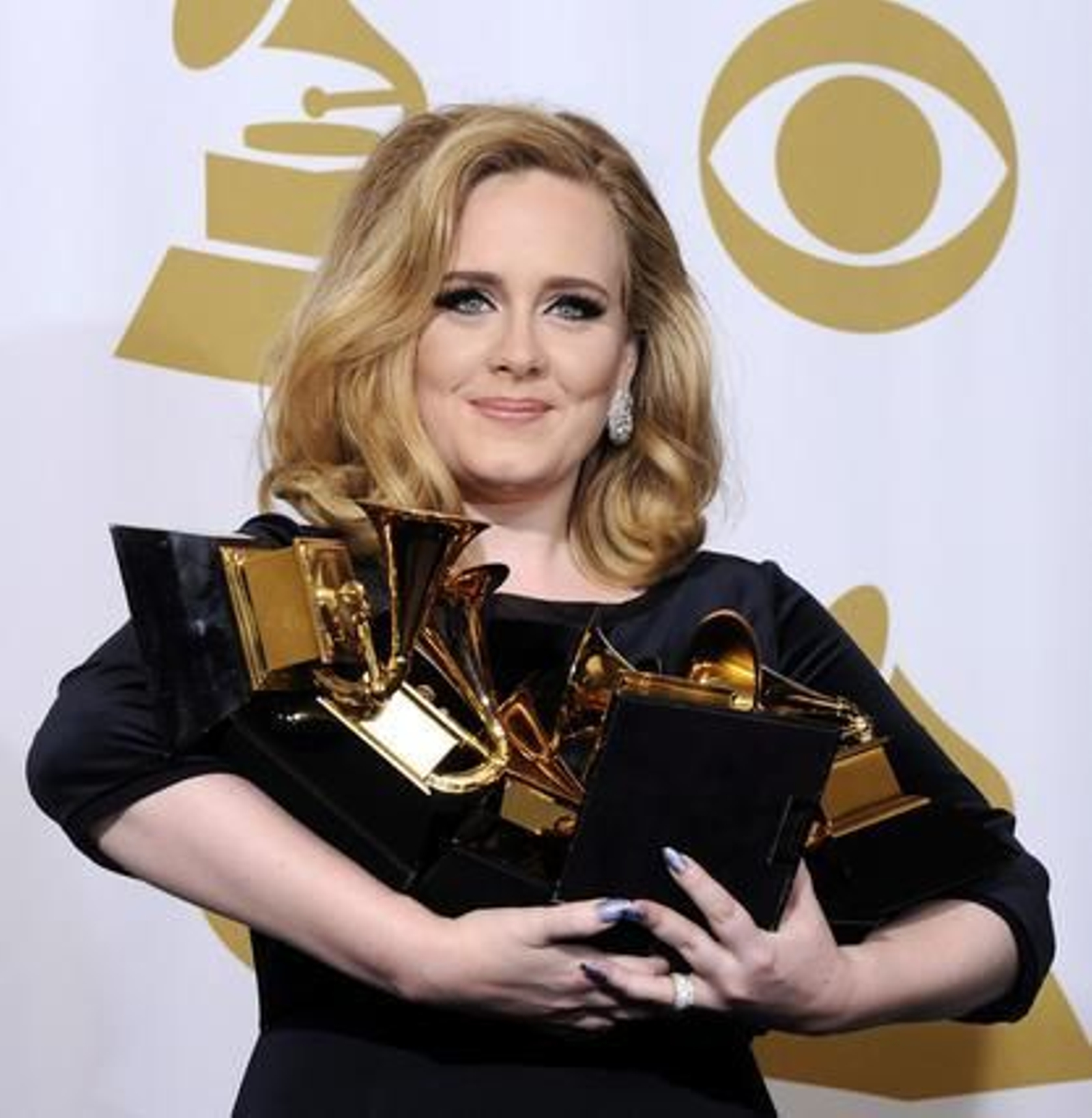 La cantante británica Adele posa en la sala de prensa tras convertirse en la gran triunfadora de la 54 edición de Grammy. / EFE