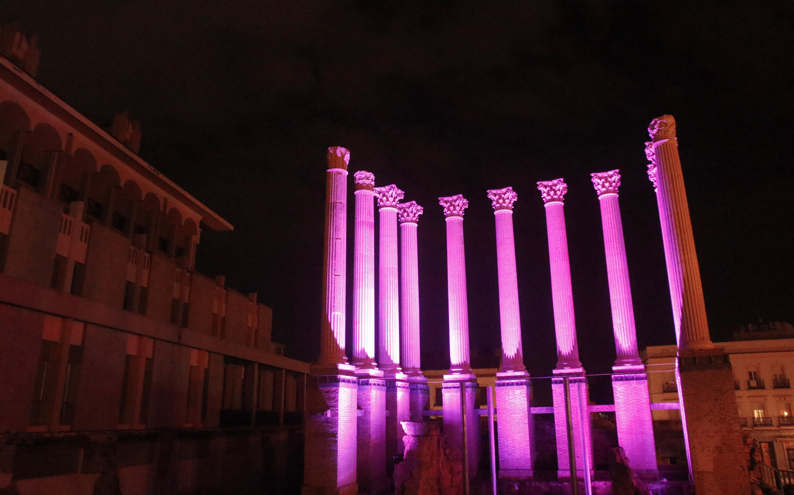 El Templo Romano, iluminado de morado.
