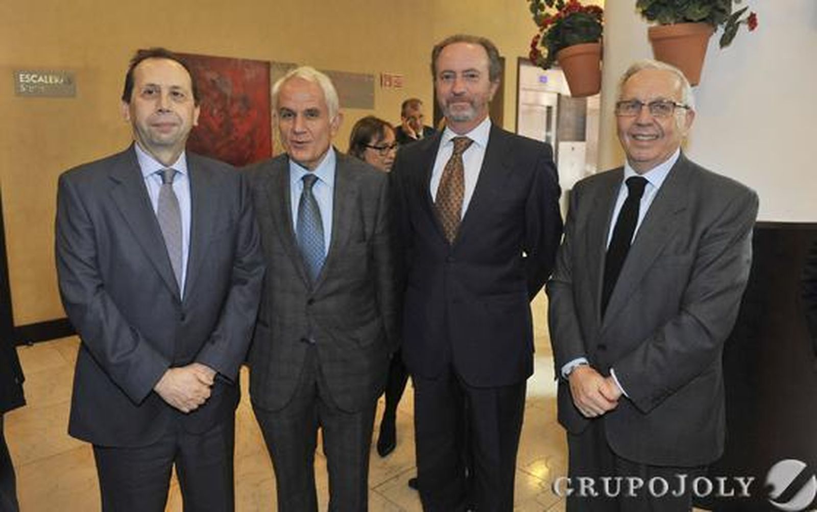 José Antonio Carrizosa; Antonio Pascual, presidente de la Fundación Sevillana Endesa; Rodrigo Charlo, presidente de Bogaris, y José Luis Ballester, miembro del Consejo Editorial del Grupo Joly.

Foto: Manuel Gómez/Juan Carlos Vázquez