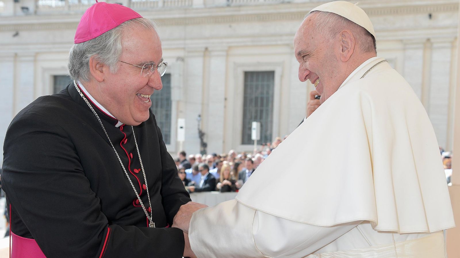 Monseñor Saiz Meneses durante una audiencia general con el Papa.