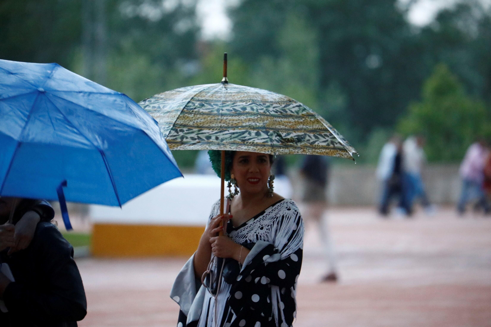 La intensa lluvia de este sábado en la Feria de Córdoba, en imágenes