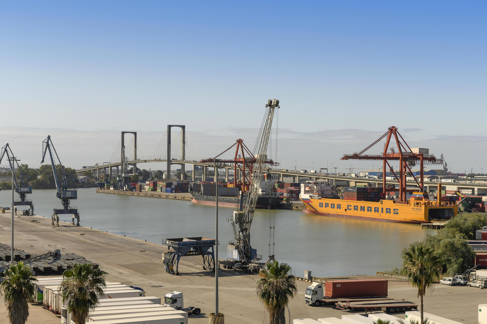 Vista de los muelles del Puerto y, al fondo, la terminal ferroviaria de contenedores.