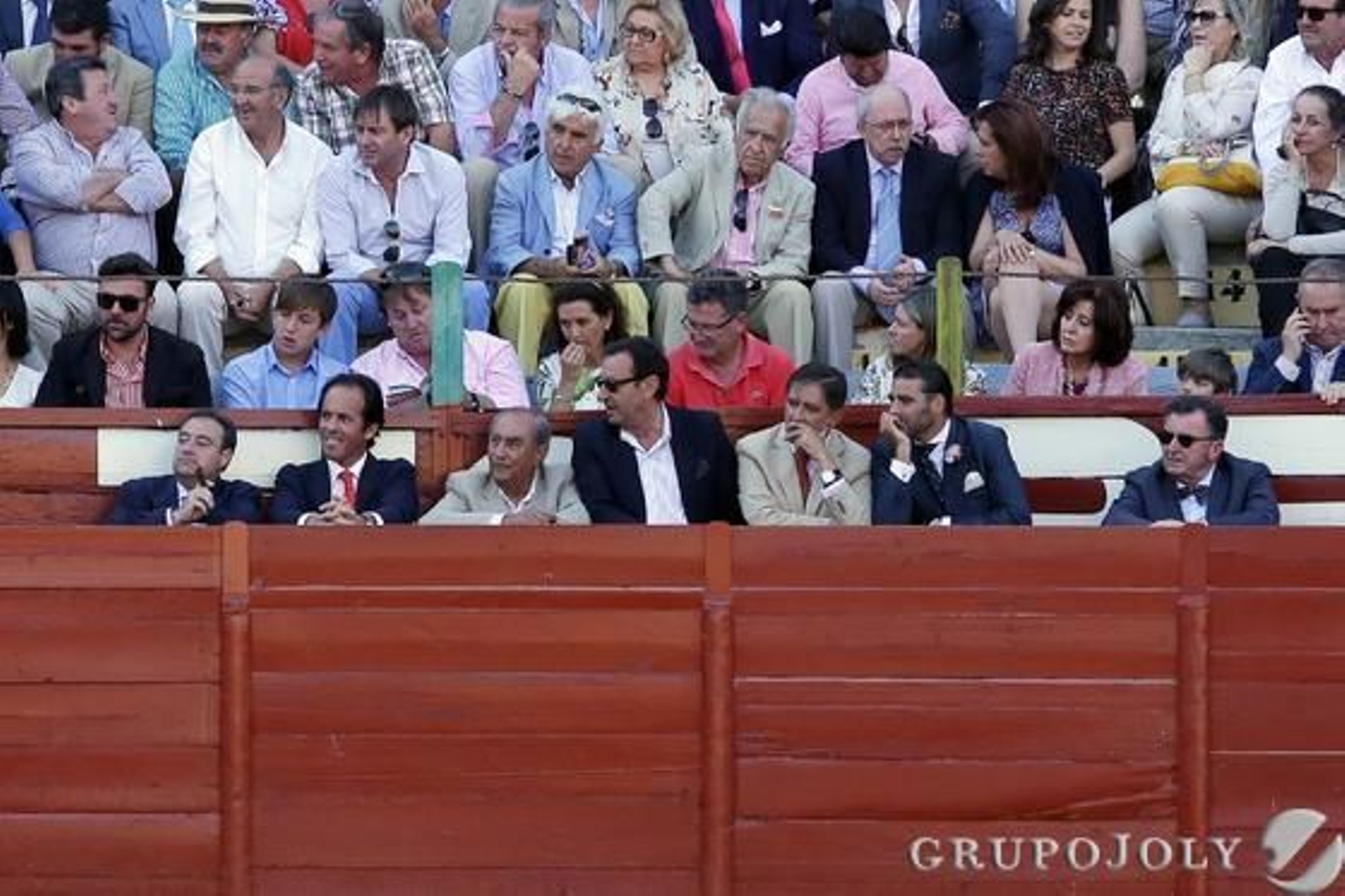 Tomás Valiente, Pepe Argudo, Manuel Estrella y Miguel Ángel Martínez Villar y otros, en un burladero.

Foto: Manuel Aranda