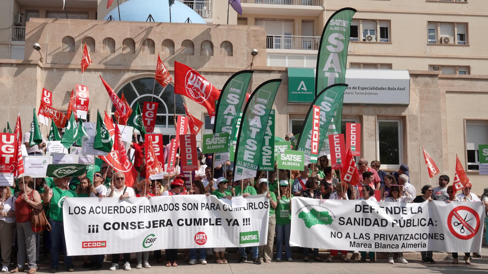 Concentración de protesta que se ha llevado a cabo esta mañana en la puerta del Centro Sanitario Bola Azul