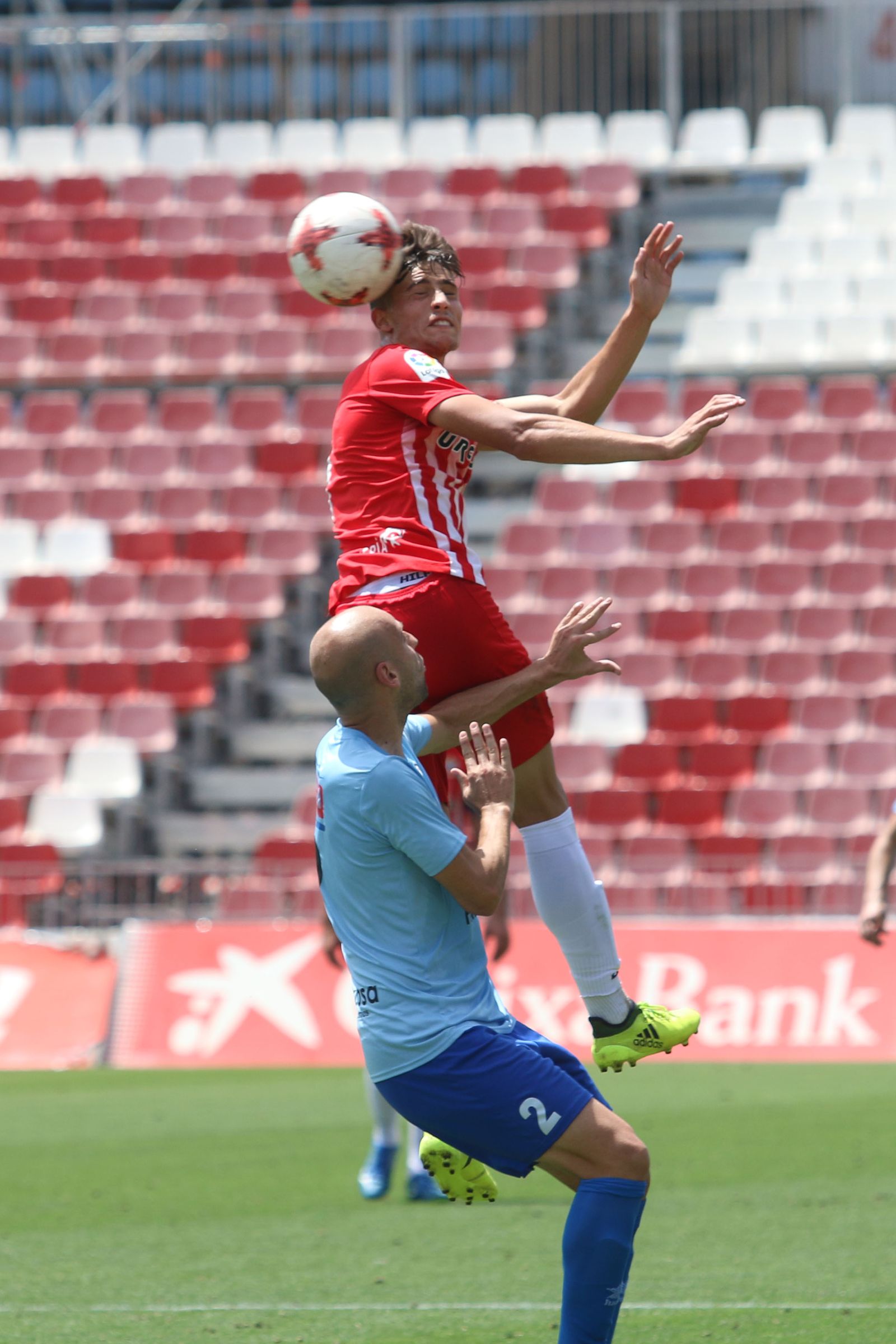Jugadores celebrando el ascenso sobre el césped del Mediterráneo.