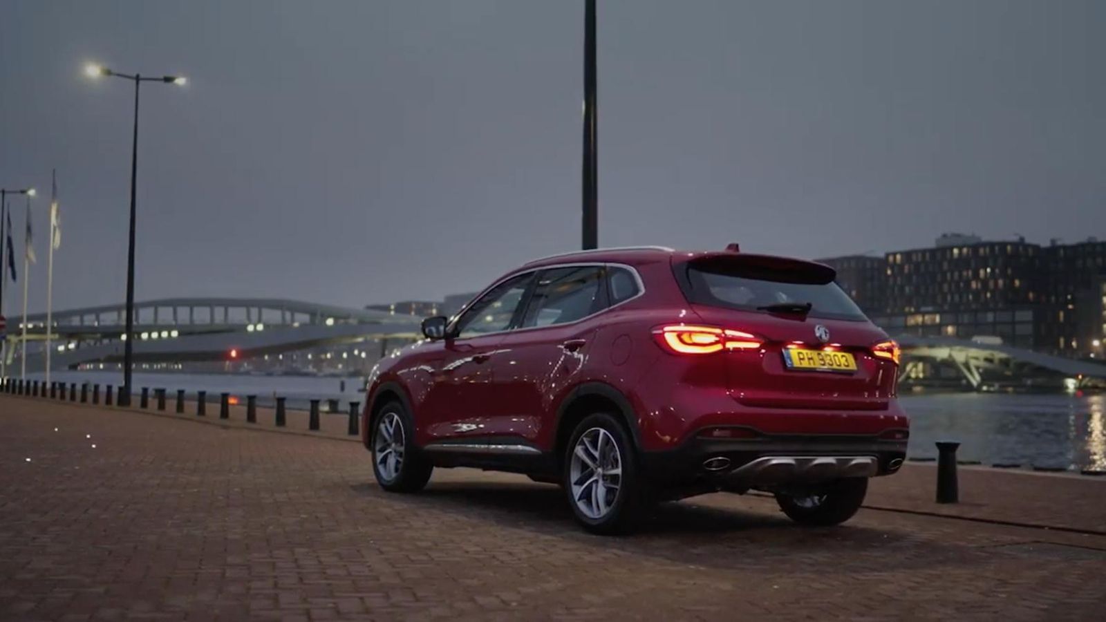 Aunque no se venderá en España, del MG EHS hay versión de gasolina. De él hereda la estructura y también el MG Pilot.